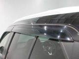 クルマと一体感がある.デザインのプラスチックバイザー 雨の日でも車内の換気ができます。