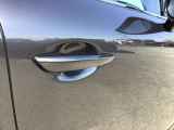 スマートキーを所持している状態でロックボタンを押すと、車両すべてのドアの解錠や施錠を行うことが出来ます。