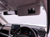 運転席サンバイザー裏にバニティミラー。気になった時にサッと身だしなみチェック。