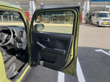 ドア内側には窓を広く取った見通しのよい空間が広がり、乗り降りの際も周囲を確認しやすい印象です。手を掛けやすい形状や収納スペースも備わり、日常使いに便利です。