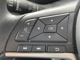 ハンドルから手を離さずにオーディオの操作ができるステアリングスイッチ付