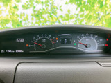 速度やエンジン回転数、シフト位置などを一か所で確認でき、運転に必要な情報を把握しやすい配置です。表示が見渡しやすく、出発前や走行中の確認にも便利です。