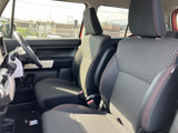 前席は柄入りのシートと落ち着いた配色で、運転席・助手席ともにくつろぎやすい雰囲気です。窓が広く外の様子を確認しやすいため、日常のお出かけでも視界を確保しながらお過ごしいただけます。