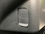 3kgまでの荷物を掛ける際の目安となる表示です。車内で小物を扱う際に便利なポイントで、許容範囲を意識して使える実用的な装備です。