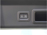 【パワーリアゲート】スイッチを操作することにより、リアゲートが自動で開閉します。自動開閉中のリアゲートを、半開以上の位置で止めることができます。