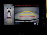 パノラミックビューモニターを装備。駐車場や交差点でクルマを真上から見るように周囲を確認できます。機能の詳細は販売店スタッフまでおたずねください。