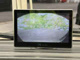 後方の様子を画面で確認でき、駐車時や荷物の積み下ろしで周囲を把握する際に便利です。運転席から見やすい位置に設置され、日常の取り回しを支えます。