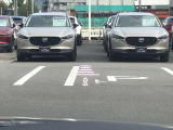 フロントガラスへの投影型であるヘッドアップディスプレイ。車速や交通標識、ナビゲーションの案内などの情報が映し出されます!