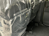 【格納式シートバックテーブル】車内でのお食事などで活躍♪カップホルダーも備えています。