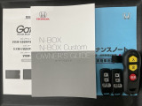 スマートキーは鍵をバッグに入れたままでもドアロックの開閉やエンジンのON・OFFができます。夜間や雨の日も鍵を探さなくて良いので便利です。