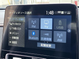 FMやテレビ、USB、Bluetooth、交通情報、AMなど、複数の音源を画面から選択できます。利用する音源を一覧から確認でき、日常の移動に合わせて使い分けられます。