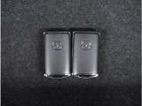 【スマートキー】鍵を持っているボタンを押すだけでエンジン始動。ドアの施錠もボタンを押すだけ。鍵は無くさない様にポケットに入れたまま。