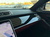 MANUFAKTURピアノラッカーフローイングラインインテリアトリムが、室内に繊細な表情を与えます。