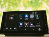 画面にはテレビや電話、地図、音楽などのメニューが表示され、用途を確認しながら選べます。項目がアイコンで整理されており、日々の移動をサポートする装備です。