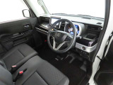 シンプルで使いやすいデザインの運転席です。