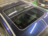 大開口の大型パノラマサンルーフ付き!頭上の開放感もアップし、車内も自然光が入り明るくなります♪