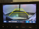 リバースギアに入れるだけで後方の表示へ切り替わります。夜間や雨の日の駐車も楽になりますよ。