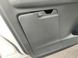 車検証入れは助手席ドアに収納できます。