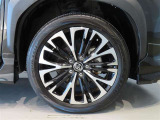 純正のアルミホイール装着車です。タイヤサイズは215/50R18です。