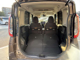 シートをすべて倒すとこんなに広々。たくさん荷物を積めます。これだけのスペースであればかなりの荷物が載せられます!