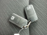 持っているだけでドアの開閉とエンジン始動が行える、便利なスマートキー装備車両です!