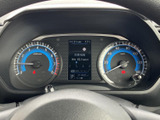 左右に配置されたメーターと中央の表示画面で、運転に必要な情報を確認できます。表示がまとまっており、走行中も視線を移しやすいレイアウトです。