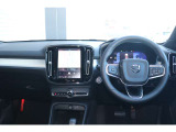 インストルメントパネルは僅かに運転席側へと傾けられているほか、余計なスイッチ類を可能な限り排し、運転に集中しやすい環境を造り出しています。