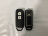 スマートキーを装備しています。鍵を差し込むことなくドアロックの開け閉めと、スタートボタン操作でのエンジンスタートができます。スペアキーも同じものを用意しております。