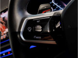 運転中にもオーディオの音量やFMの切り替えなどステアリングでの操作で切り替え可能なため、ステアリングから手を放す必要がない為、運転中でも操作が簡単でございます。