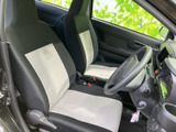 前席は明るい色を組み合わせたシートで、車内にすっきりとした印象をもたらします。窓からの視界も確保され、運転席と助手席それぞれで落ち着いて過ごせる空間です。