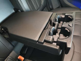ワイヤレスチャージングを搭載しているので対応機種なら置くだけで充電ができます。コードをつけなくてもよいので、運転席周りがスッキリします。