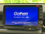 タッチ操作に対応した大画面のナビ・オーディオを装備。画面脇に物理ボタンと音量つまみが配置され、画面操作と手元での操作を使い分けやすい仕様です。