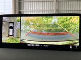 車両周囲の映像とガイド線を画面で確認でき、駐車時の周囲確認をサポートします。上から見た車両表示もあり、狭い場所での駐車や切り返しの際に状況を把握しやすい装備です。