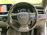 手元に複数のスイッチがまとまり、運転姿勢を保ちながら各種機能を操作できます。メーターや周辺表示も見渡しやすく、日々の運転で扱いやすい配置です。