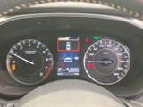 速度やエンジン回転数などの情報を確認しやすく、中央の表示部では車両情報も把握できます。必要な情報がまとまり、運転前の確認や日常の状況把握に便利です。