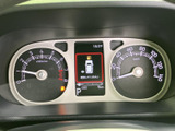 左右に配置されたメーターと中央の表示部で、運転に必要な情報をひと目で確認できます。表示がまとまっており、走行中も視線の移動を抑えて確認しやすい設計です。