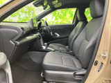 シートに座ると前方を見渡しやすく、運転席と助手席の間もすっきりまとまっています。落ち着いた色合いの室内と身体を支えるシートで、ゆったり過ごせる空間です。