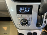 【オートエアコン】ボタン一つで理想の空間へ。季節を問わず、乗る人全員が心地よく過ごせる温度を自動で作り出します。いつでも安定した快適さを提供してくれる、ドライブの強い味方です。