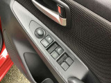 パワーウィンドウやドアミラーのスイッチ等は運転席右側へ集中してます