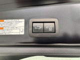 電動式バックドアです。 荷物を持ったままでもボタン一つで自動的に開け閉めできるので便利ですよ。 挟み込み防止機能も付いていますのでお子様の手や荷物を挟み込むのを防いでくれますよ。