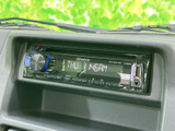 オーディオの表示部はダッシュボード中央に配置され、運転席から内容を確認しやすい位置です。ボタン類も本体まわりにまとまり、音楽を楽しみたい日常の移動時にも扱いやすさを感じられる装備です。