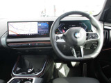 運転席メモリー付きフロント電動シート装備。