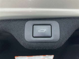 電動式バックドアです。 荷物を持ったままでもボタン一つで自動的に開け閉めできるので便利ですよ。 挟み込み防止機能も付いていますのでお子様の手や荷物を挟み込むのを防いでくれますよ。