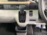 足元スッキリ、インパネシフトです。パーキングブレーキは電子制御パーキングブレーキタイプなので、運転席と助手席の間がスッキリしています。