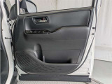 運転席ドア内張はご覧の通り。ドアポケットの収納もバッチリです
