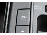 EVドライブモードで、エンジン音や排気ガスを気にすることなく走れます。早朝・深夜や屋内の駐車場などで重宝しますよ♪