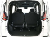 3列目シートは跳ね上げ式で折りたたみ可能です。キャンプ用品など大きな荷物もばっちり収納可能です!