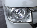 明るく白い光のLEDヘッドライトにより、夜間でも遠くまで見通しやすく、安全性が高まります。