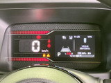 速度やシフト位置などの情報がまとまり、走行前や停車時に必要な表示を確認しやすいメーターまわりです。表示項目を見渡しやすく、日々の運転をサポートします。
