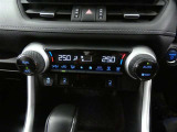 左右独立温度コントロールオートエアコンです。運転席、助手席それぞれで独立して温度設定ができます。冷え性の方が乗っても安心ですね♪